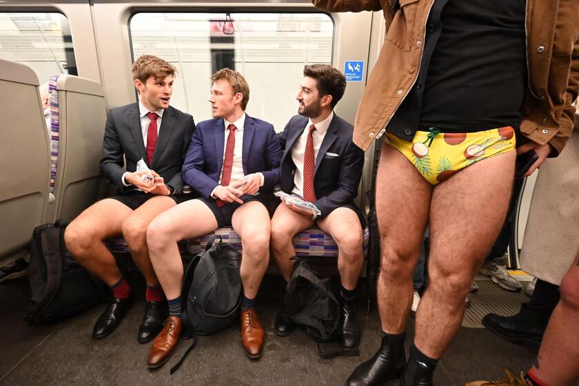 8 gennaio  'Giorno senza pantaloni nella metro ', si tiene in oltre 60 città, qui Londra © ANSA/AFP